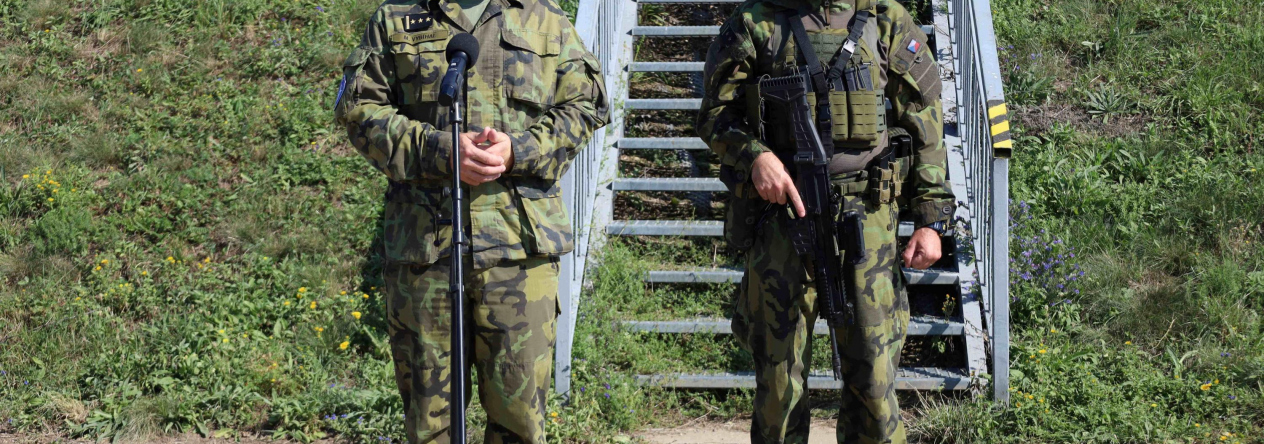 Mezinárodní praporní cvičení zahájil velitel MN BG SVK plukovník gšt. Miroslav Vybíhal, na snímku vlevo, za přítomnosti velitele praporu, podplukovníka Karla Zetochy, který je zachycen na snímku vpravo.