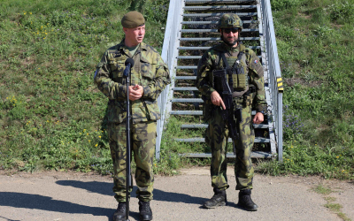 Mezinárodní praporní cvičení zahájil velitel MN BG SVK plukovník gšt. Miroslav Vybíhal, na snímku vlevo, za přítomnosti velitele praporu, podplukovníka Karla Zetochy, který je zachycen na snímku vpravo.