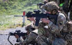 američtí vojáci při střelbách z ručních zbraní