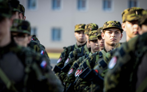 Dobrovolné vojenské cvičení středoškoláků u 7. mb